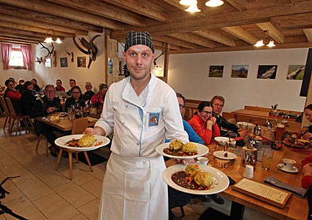 Italien - Vinschgau - Reiner Habicher, Chefkoch auf der Matscheralm, bringt die Käseknödel
