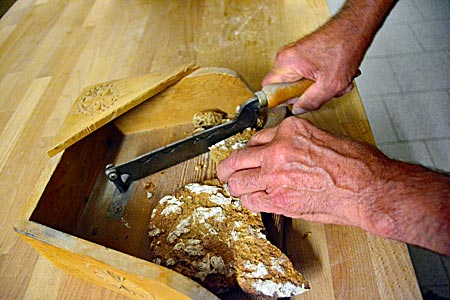 Italien - Vinschau in Südtirol - Zum Schneiden und Zerbröseln verwendet man eine Brotgromml