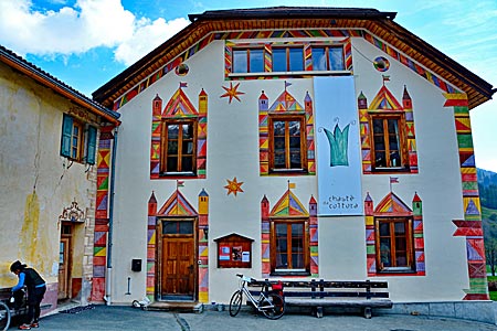 Italien - Vinschgau mit Rad - in Fuldera/Schweiz (buntes Haus = Gemeindezentrum)