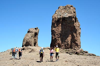 Kanarische Inseln - Gran Canaria - Bizarre Felsformationen prägen die Bergwelt Gran Canarias: Hier der an einen Frosch erinnernde Roque Rana (links) und der Roque Nublo (rechts)