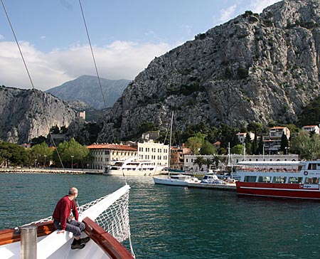 Kroatien - Süddalmatien - Mächtige Felsenwände bei der Einfahrt in den Hafen von Omis