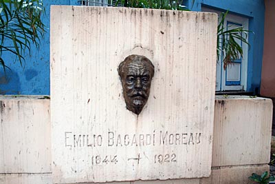 Kuba - Santiago de Cuba - Denkmal für Emilio Barcadi