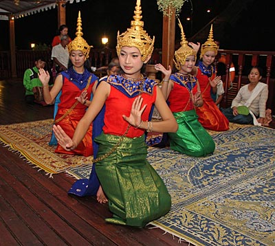 Laos - Anmutige Tänzerinnen zeigen laotische Tänze in Nationaltrachten der Region