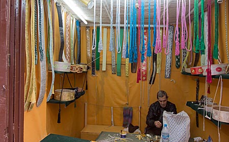 Marokko - eine der vielen kleinen Schneiderwerkstätten in der Altstadt von Fes