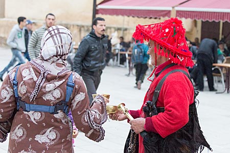 Marokko - Wasserverkäufer in traditioneller Tracht in der Altstadt von Fes