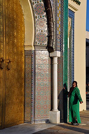 Das Bronze-Tor des Königspalastes Dar el Makhzen in Fès, Marokko