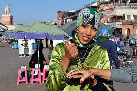 Handbemalung mit Henna auf dem Gauklerplatz Jemaa el Fna in Marrakesch, Marokko