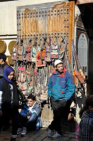 Souvenirverkäufer im Souk von Fès, Marokko