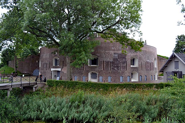 Niederlande - Eine Festung für die Kunst: Im Fort Asperen finden regelmäßig Ausstellungen zeitgenössischer Kunst statt