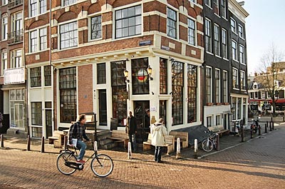 Amsterdam - Im „Café Papeneiland“ an der Brouwersgracht verkehren sogar Berühmtheiten wie der Schriftsteller Cees Nooteboom