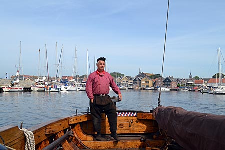Niederlande - Flevoland - Stolzer Kapitän: Lammert Post auf seinem Boter bei der Ausfahrt aus dem Hafen von Urk
