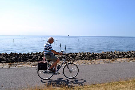 Niederlande - Flevoland - Immer am Wasser entlang: Radeln auf dem Deich zwischen Urk und Lemmer