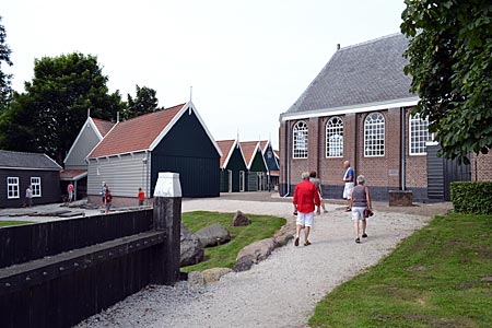 Niederlande - Flevoland - Kirche und rekonstruierte Fischerhäuser im Museum Schokland, einer früheren Insel