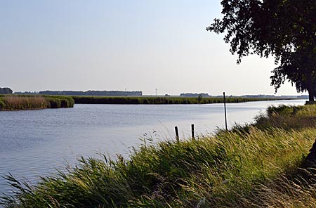 Niederlande - Stilles Flevoland, typisch Niederlande: Landschaft mit Kanälen und Feldern