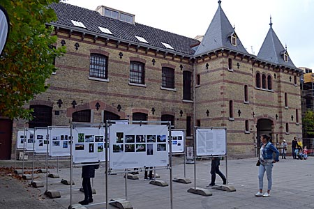 Niederlande - Leeuwarden - Hier wird keiner mehr inhaftiert: Das ehemalige Gefängnis Blokhuispoort fungiert als Zentrum der Kulturhauptstadt (zu sehen ist eine kleine Präsentation im Innenhof)