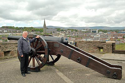 Nordirland - Tony Henderson auf der Stadtmauer von Derry