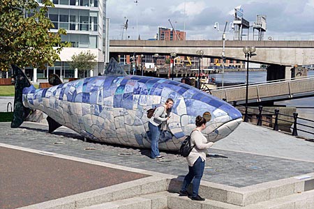 Nordirland - beliebter Treffpunkt: Der blaue Fisch im neuen Hafenviertel von Belfast