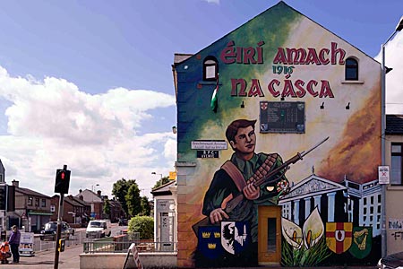 Nordirland - Ein Wandbild in Belfast erinnert an den irischen Aufstand von 1916 gegen die britische Kolonialherrschaft