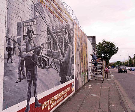 Nordirland - Wandbild an der Falls Road in West Belfast