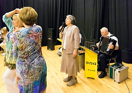 Nordirland - traditioneller irischer Tanzabend "Ceili" im Kulturzentrum Culturlann in West Belfast: Musiker spielen irische Lieder