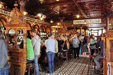Nordirland - Belfast - im altehrwürdigen „Crown Liquor Saloon“