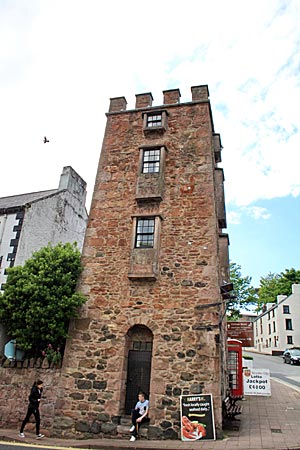 Nordirland - Der Curfew Tower in Cushendall, in den einst Unruhestifter und Müßiggänger gesperrt wurden