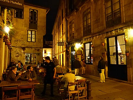 Nordspanien - Santiago de Compostela - Romantik in Stein: Verträumter Platz in der Rúa da Troia von Santiago de Compostelas Altstadt
