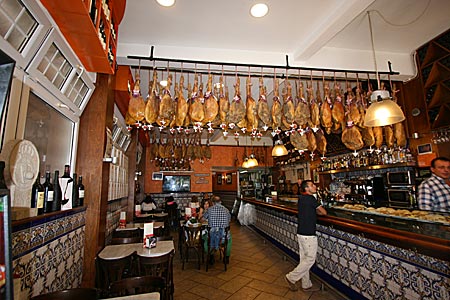 Typische Bar in Santander. Die Serrano-Schinken sind nicht nur ein Hingucker. Der Wirt schneidet das magere Fleisch in hauchdünne Scheiben und serviert es mit Knoblauchbrot und Tomaten zum Wein