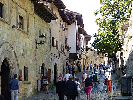 Santillana del Mar hat bereits 1 500 Jahre auf den Dächern. Das Dorf mit seinen Pflastergassen ist ein architektonisches Schmuckstück in Kantabrien und war für Jean-Paul Sartre Spaniens schönstes Dorf
