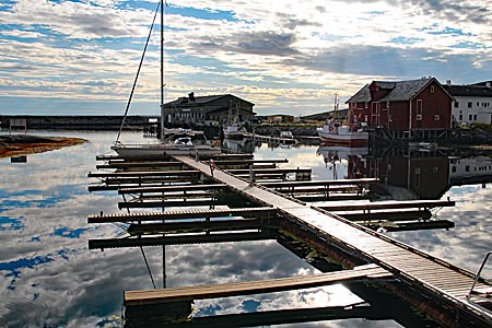 Norwegen - Kystriksveien - Anlegestelle und Fischerhäuschen im Norden der Insel Støtt