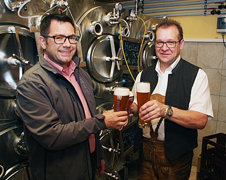 Österreich - Achensee - Markus Kofler (links) und Alois Rupprechter in Ihrer Gasthofbrauerei mit einem frisch gezapften Achensee-Bier