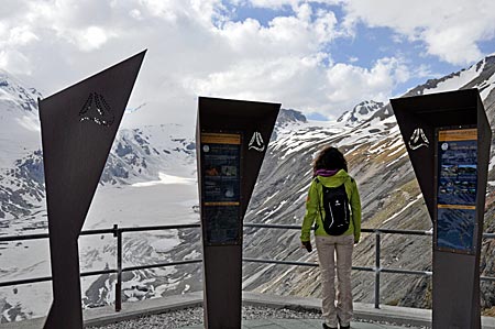 Startplatz des Alpe-Adria-Trails an der Kaiser-Franz-Josef-Höhe unter dem Großglockner. Hohe Tauern, Kärnten, Österreich
