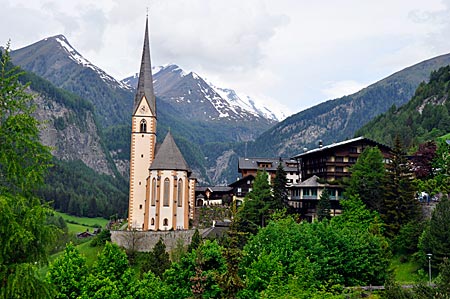Kirche von Heiligenblut mit dem Großglockner im Hintergrund. Hohe Tauern, Kärnten, Österreich