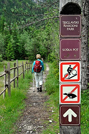 Wandern auf dem Soca-Weg im Triglav-Nationalpark, Slowenien