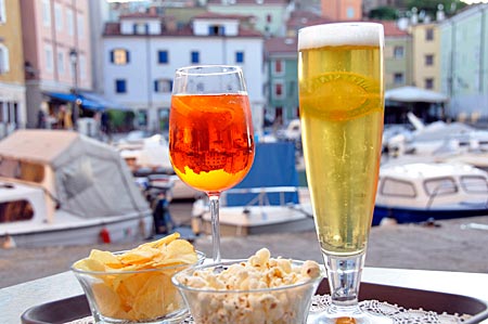 Abendstimmung im Yachthafen von Muggia. Bucht von Triest, Friaul Venetien, Italien