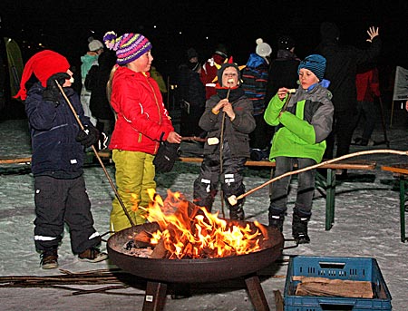 Österreich - Bad Kleinkirchheim - Am Lagerfeuer können die Kleinsten Marshmallows brutzeln