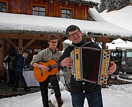 Österreich - Bad Kleinkirchheim - Klaus Kohlweiß und sein Sohn Jakob sorgen für die zünftige Musik vor der Hütte