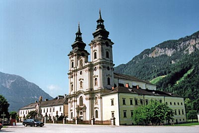 Österreich - Kalkalpen - Konkurrenz für die Berge: barocke Stiftskirche im Ort Spital am Pyhrn