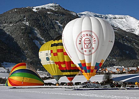 Österreich Lungau Skigebiet - Auf dem Gelände des Segelflugplatzes Mauterndorf bereiten sich die Ballonteams auf den Start vor