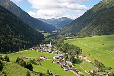 Osttirol - Blick auf das Dörfchen Kals am Fuße des Großglockners