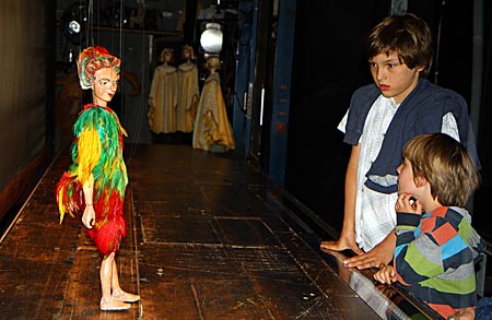 Österreich - Salzburger Marionettentheater - Figur des Papageno auf der Bühne