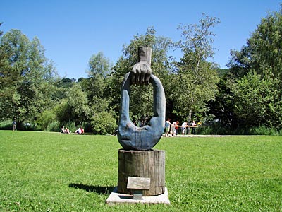 Österreich - Salzkammergut Das ist eines der Kunstwerke vom Bildhauersymposium 2004 in Mattsee