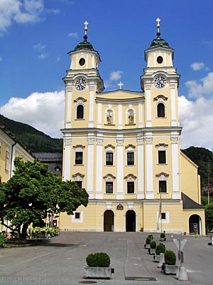 Österreich - Salzkammergut - Die doppeltürmige barocke Pfarrkirche zum hl. Michael in Mondsee