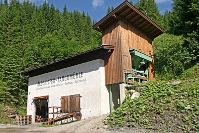 Österreich - Tirol - Hierher bringt eine kleine Seilbahn den im etwas höher gelegenen Steinbruch gewonnen Ölschiefer