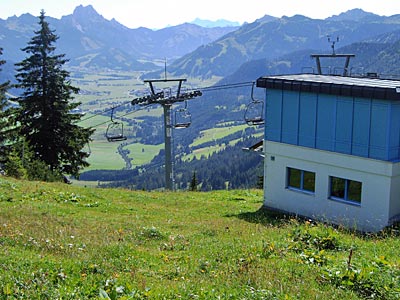 Österreich - Blick von der Liftstation Jochstadl hinunter ins Tannheimer Tal