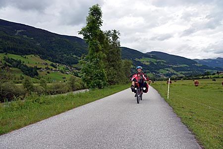 Österreich - unterwegs auf dem Tauernradweg im Pinzgau kurz hinter Krimml