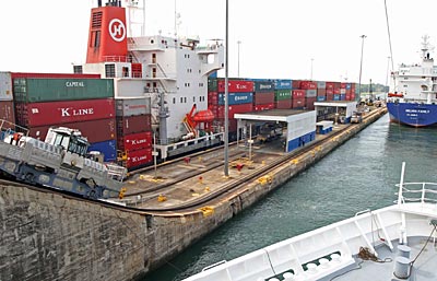 Panama - Panamakanal - Abwärts in der Gatun Schleuse