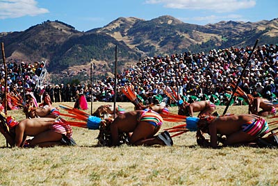 Peru - Inti Raymi Fest - untertänige Krieger vor Zuschauertribüne