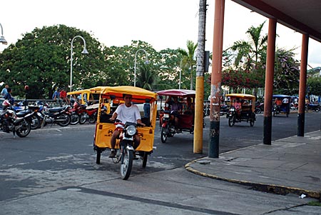 Peru - Iquitos - Motokars auf dem Malecón