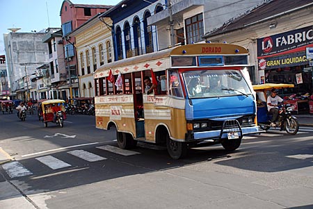Peru - Iquitos - Motokars und Busse prägen das Stadtbild